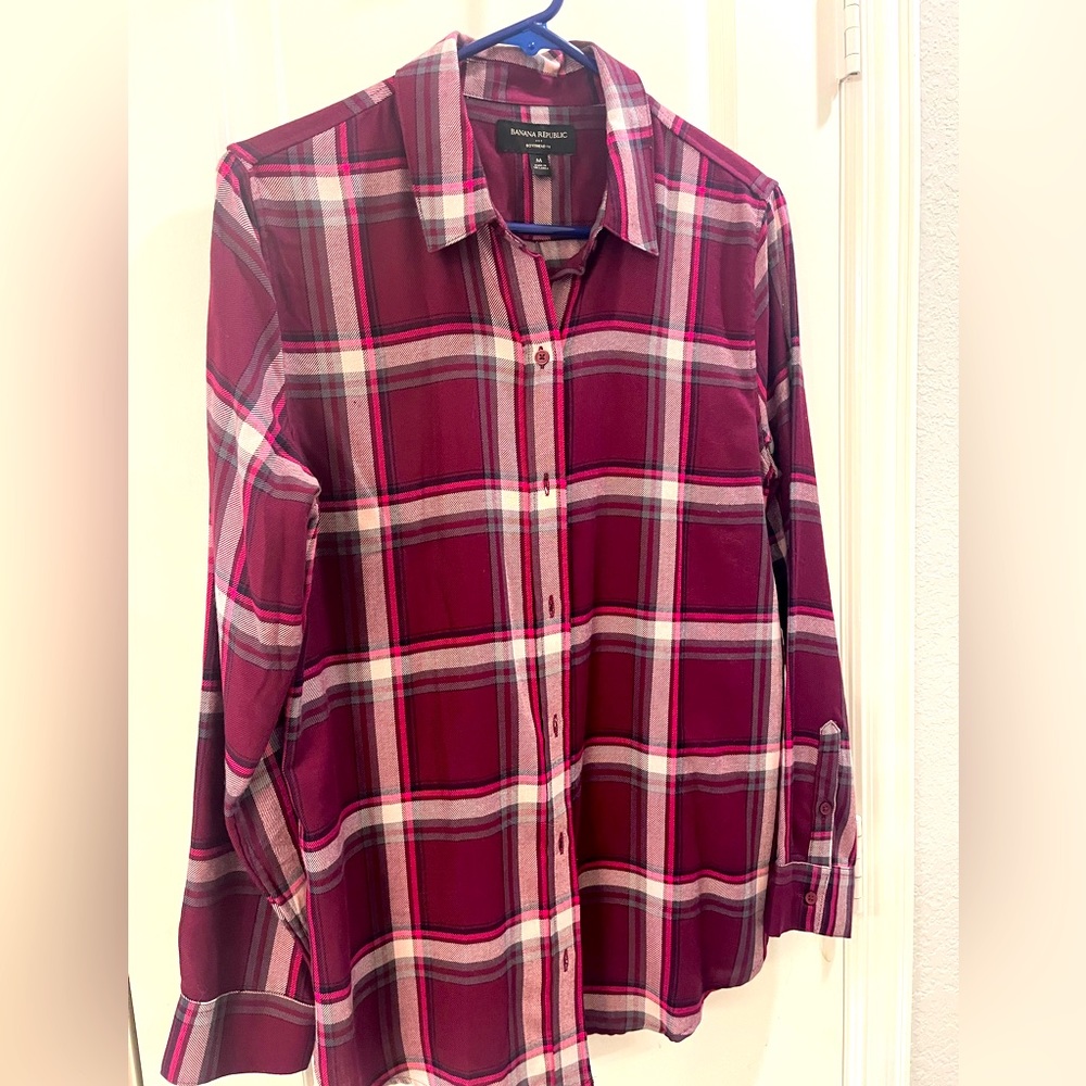 Banana Republic Blouse, size M. Soft material. Plum.